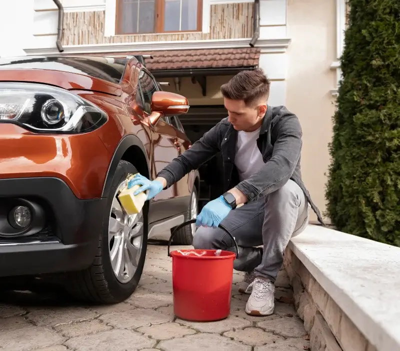 Lavage auto à domicile Crouzilles : professionnel intervenant sur un véhicule